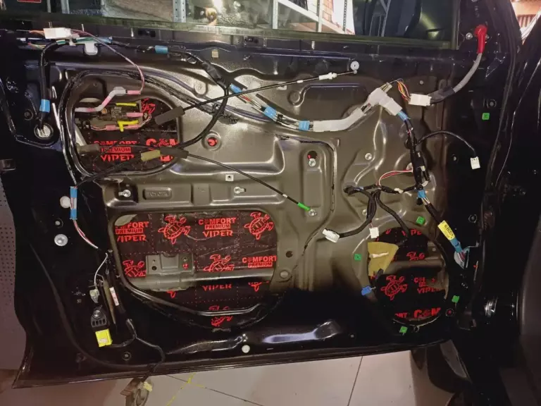 Шумоизоляция дверей Toyota Land Cruiser Prado-1